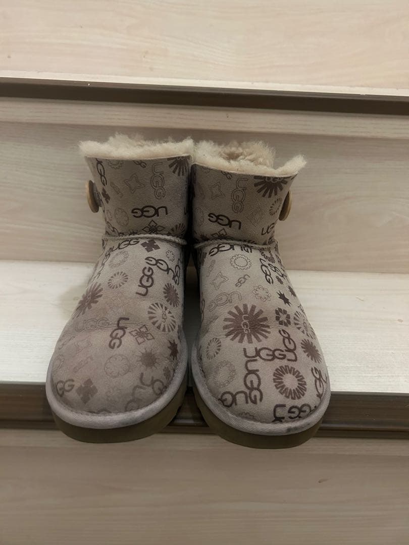 UGG グレー模様入り　ムートンブーツ　24センチ　ロゴ　美品