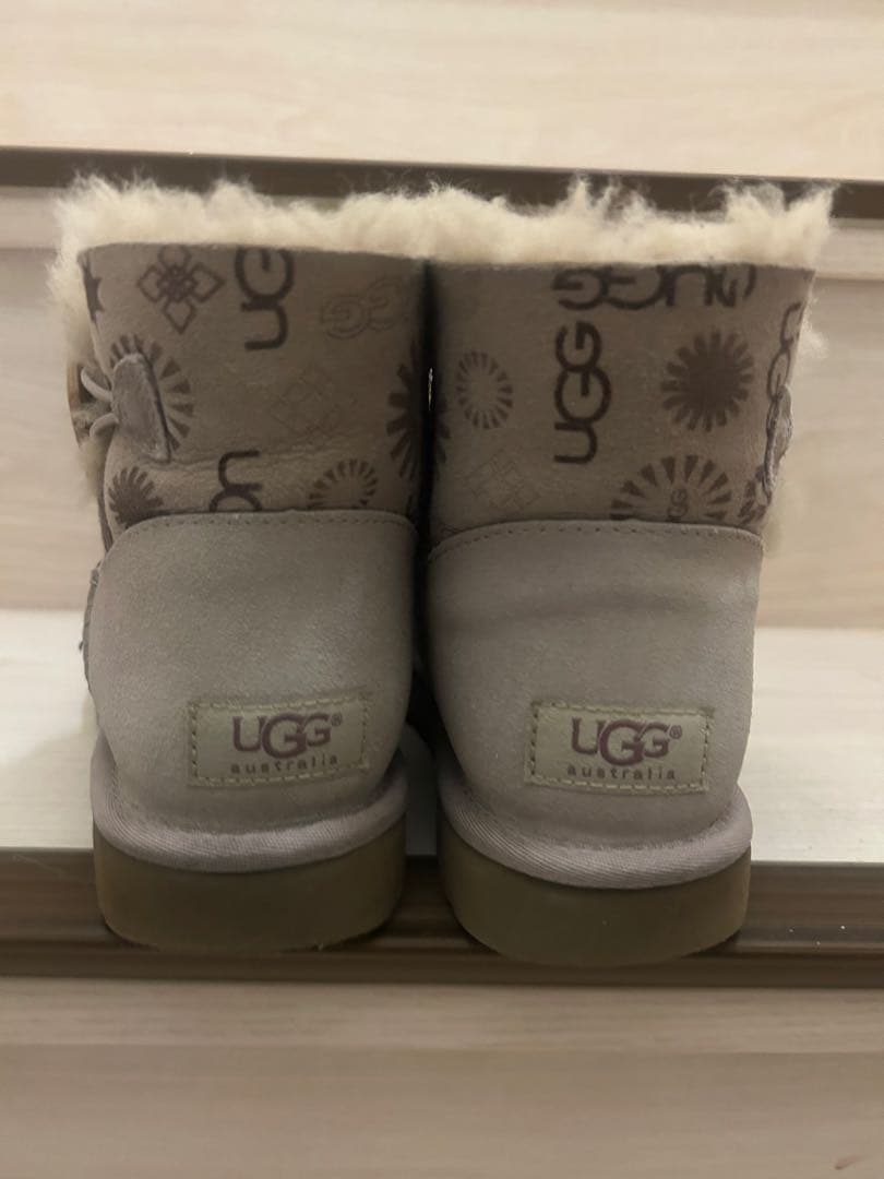 UGG グレー模様入り　ムートンブーツ　24センチ　ロゴ　美品
