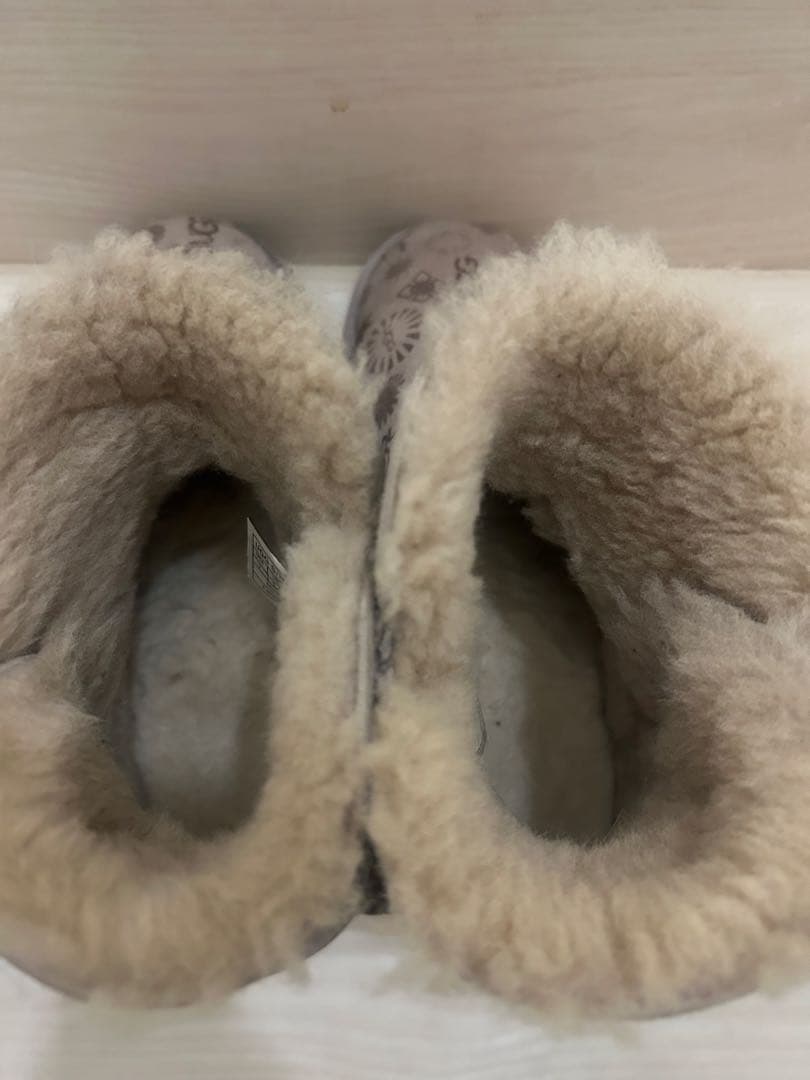 UGG グレー模様入り　ムートンブーツ　24センチ　ロゴ　美品
