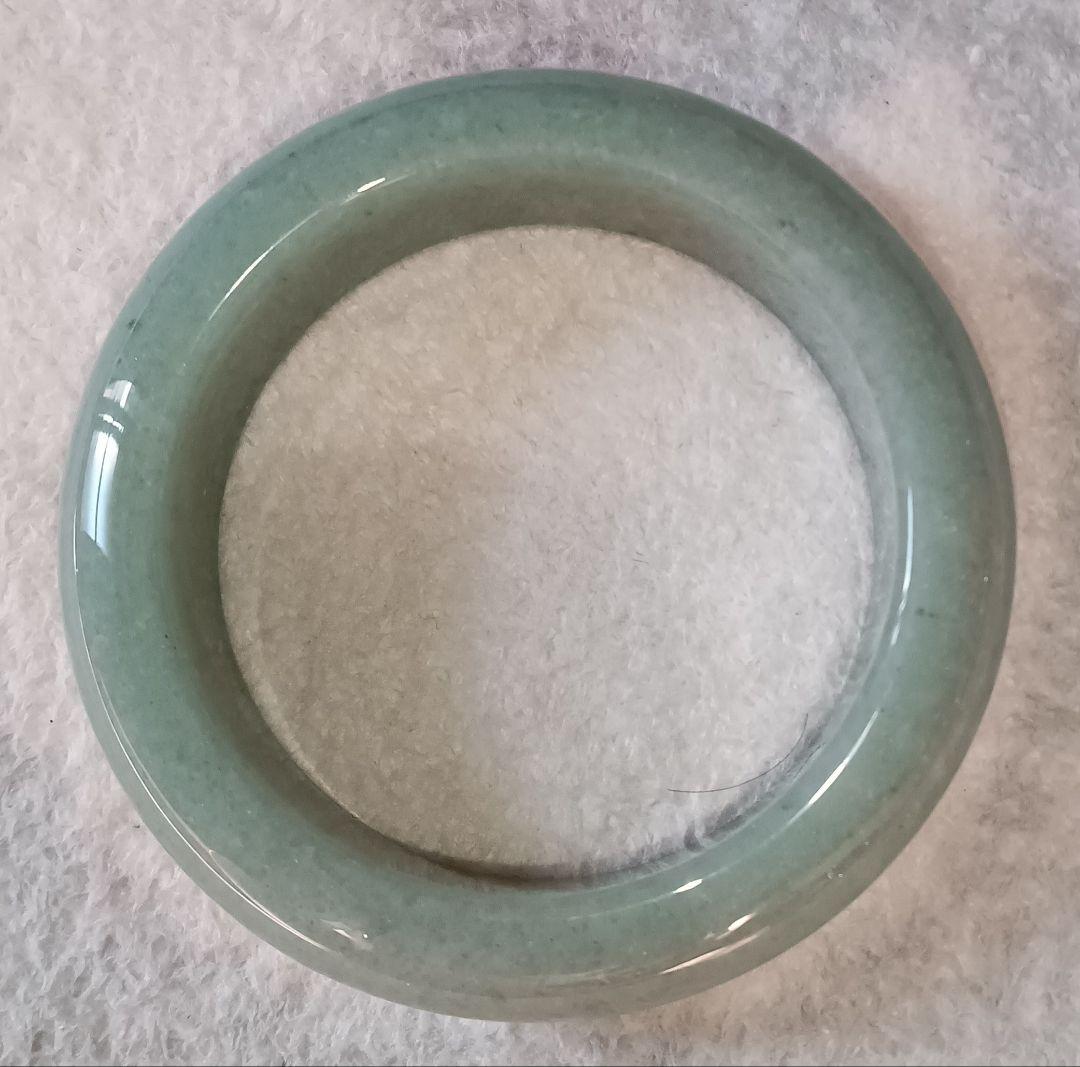 翡翠 緑色のバングル ケース付 中古