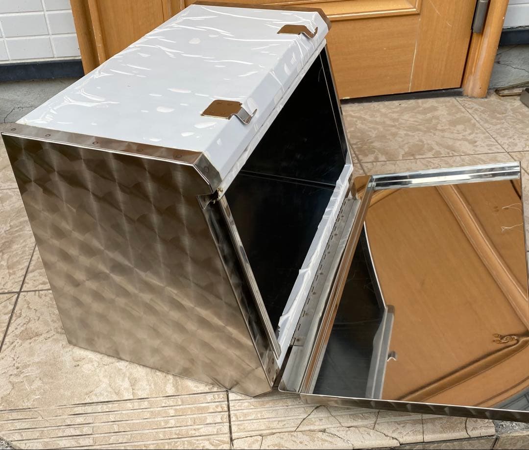 新品・未使用品 トラック用ウロコ・ステンレス工具箱500幅タイプ