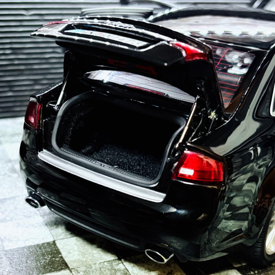 ディーラー特注 1/18 ミニチャンプス アウディ RS4 (B7)