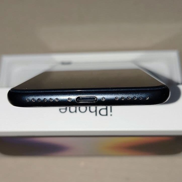 iPhone SE3 64GB SIMフリー おまけ4点