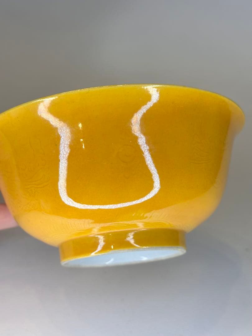 中国大清光緒年製 黄釉青花金魚文小碗 外側に暗刻の双龍戯珠文 骨董品コレクション