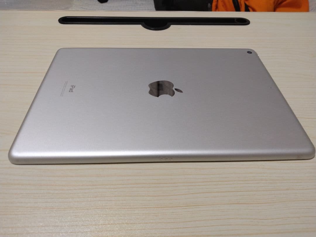 4 iPad 10.2インチ本体、128GB、シルバー、8世代、値下げ交渉不可