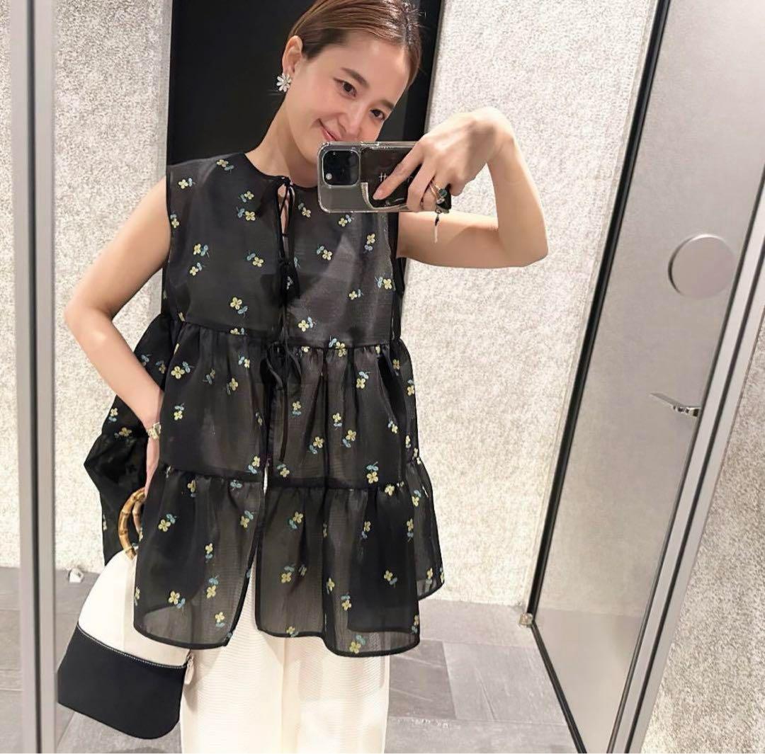 yori ラメクローバーティアードジレ