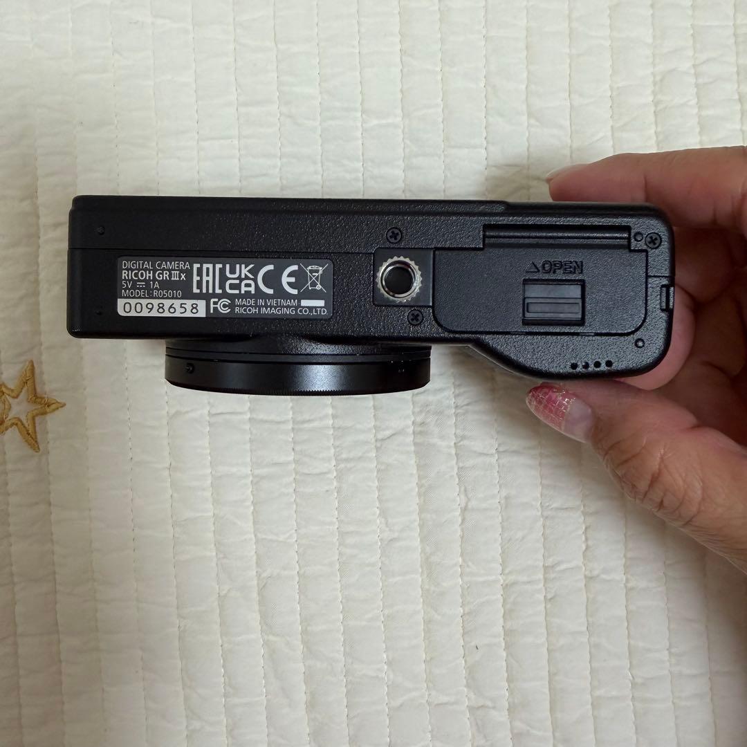 「室内試し撮りのみ」　RICOH GX III