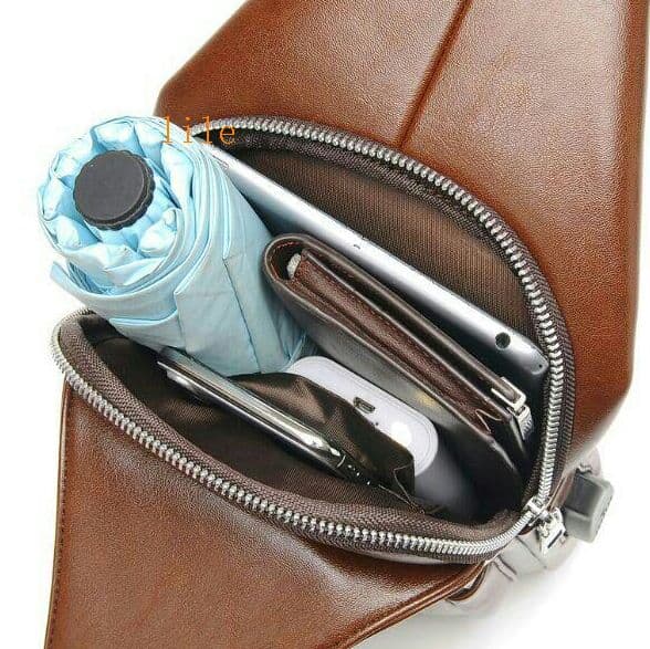 男の人胸元シングルショルダーバッグファッションカジュアル\"