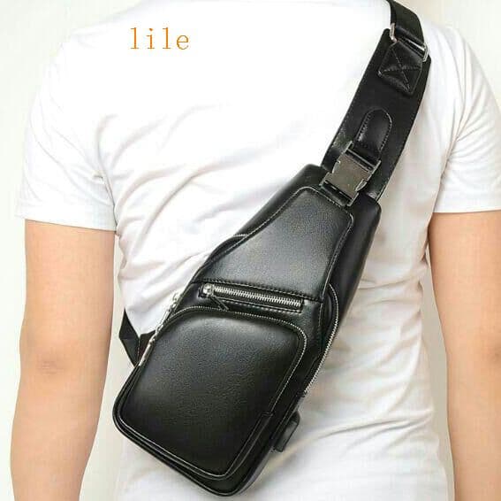 男の人胸元シングルショルダーバッグファッションカジュアル\"