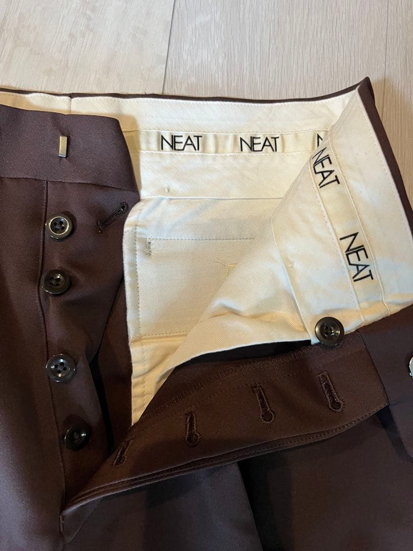 NEAT ブラウン プリーツスラックス