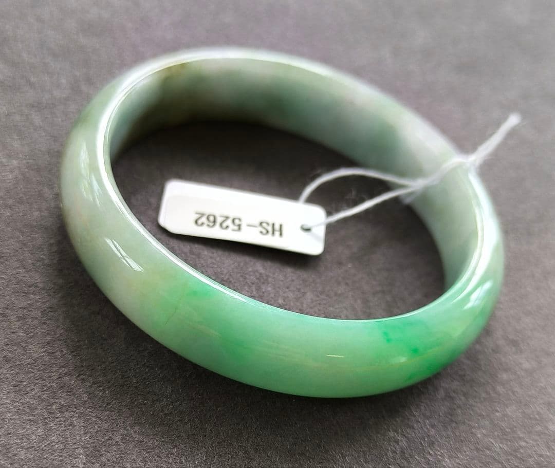 【日本鑑別書付】ミャンマー産本翡翠の貴妃バングル(内径54×49ミリ弱)5262