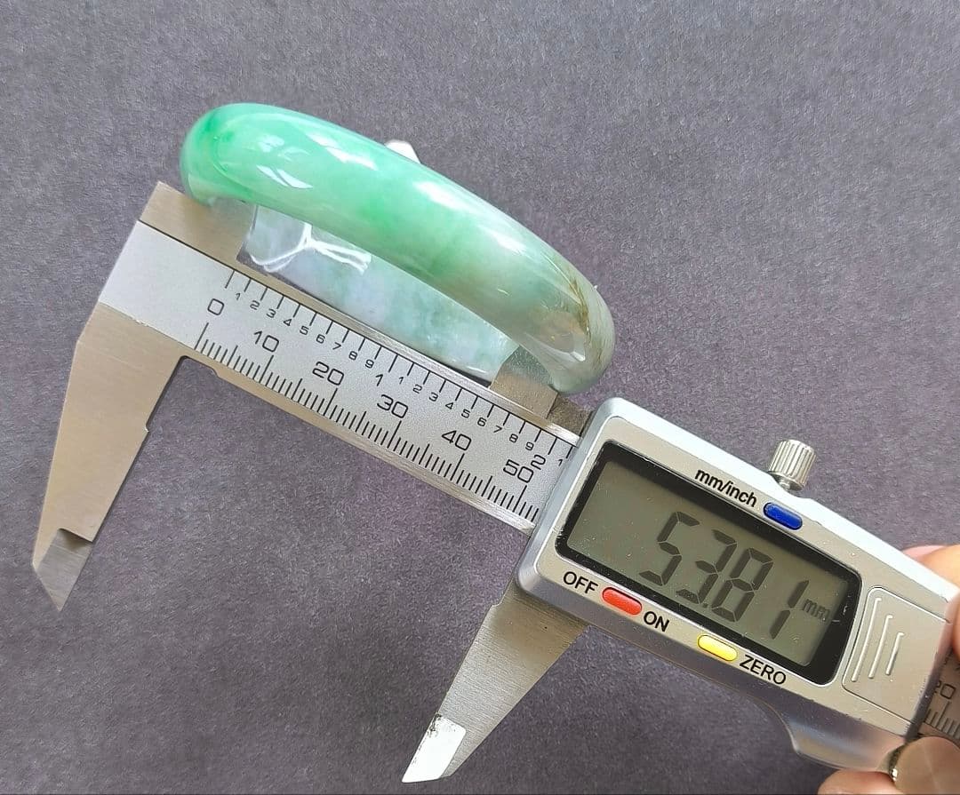 【日本鑑別書付】ミャンマー産本翡翠の貴妃バングル(内径54×49ミリ弱)5262