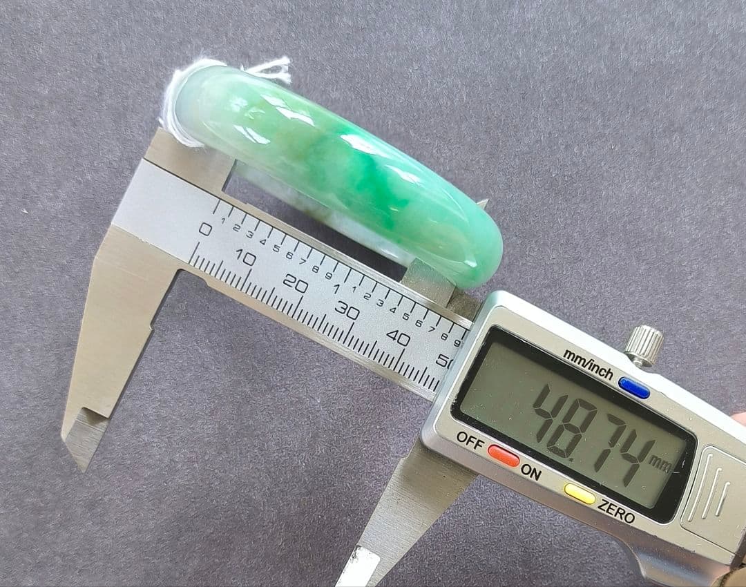 【日本鑑別書付】ミャンマー産本翡翠の貴妃バングル(内径54×49ミリ弱)5262