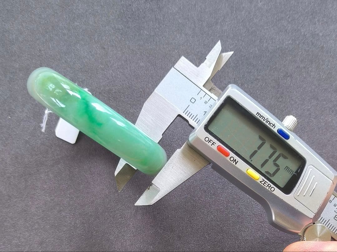 【日本鑑別書付】ミャンマー産本翡翠の貴妃バングル(内径54×49ミリ弱)5262