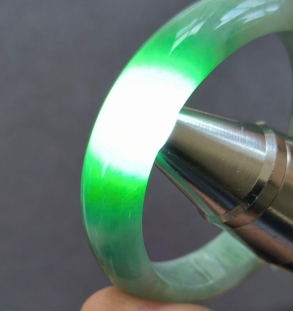 【日本鑑別書付】ミャンマー産本翡翠の貴妃バングル(内径54×49ミリ弱)5262