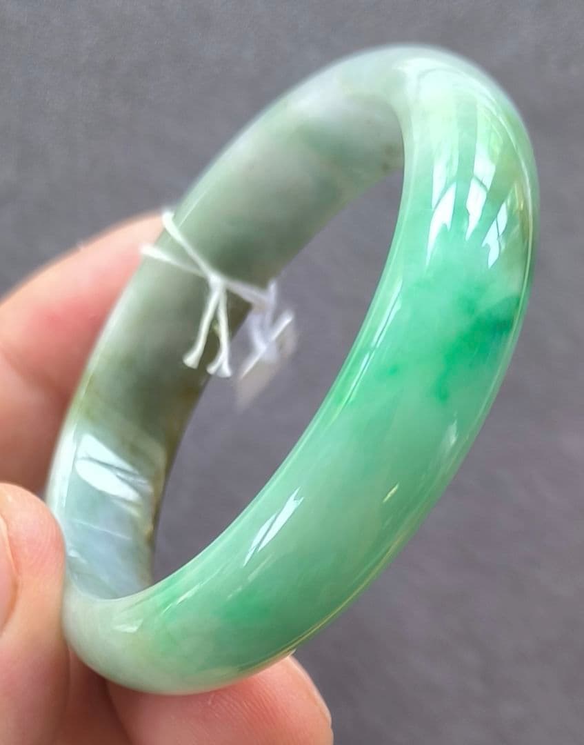 【日本鑑別書付】ミャンマー産本翡翠の貴妃バングル(内径54×49ミリ弱)5262