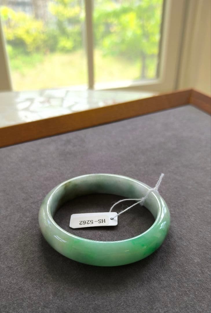 【日本鑑別書付】ミャンマー産本翡翠の貴妃バングル(内径54×49ミリ弱)5262
