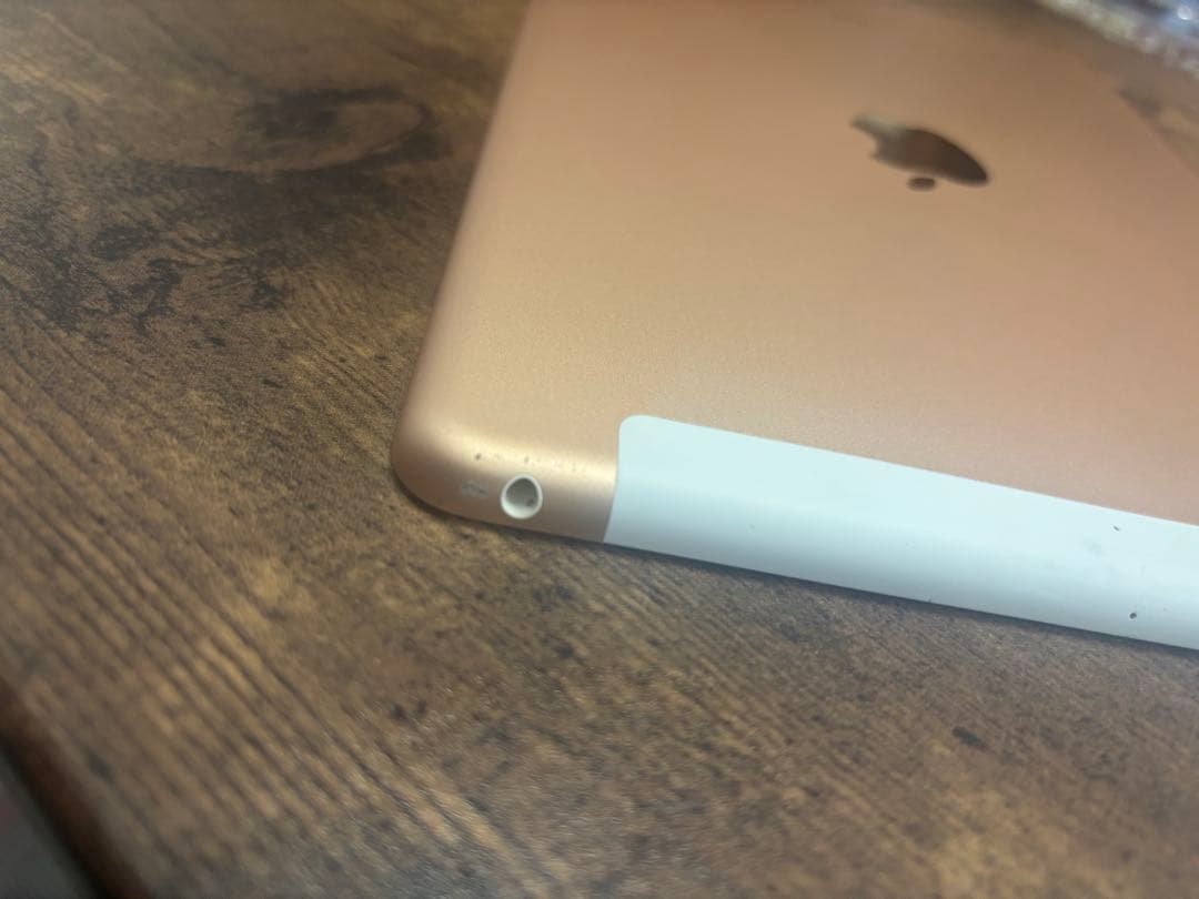 Apple iPad 本体　ゴールド　第６世代