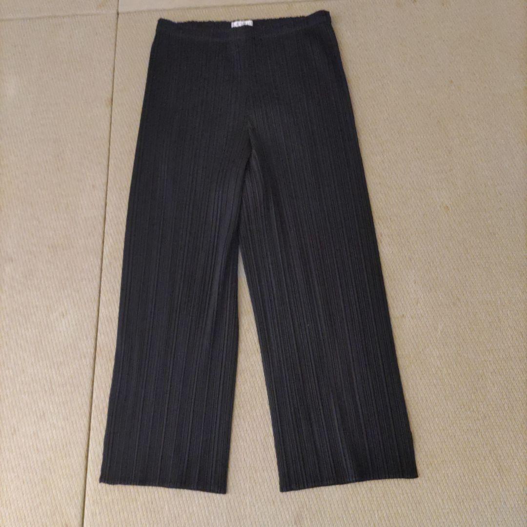 プリーズプリーツ黒のプリーツパンツ