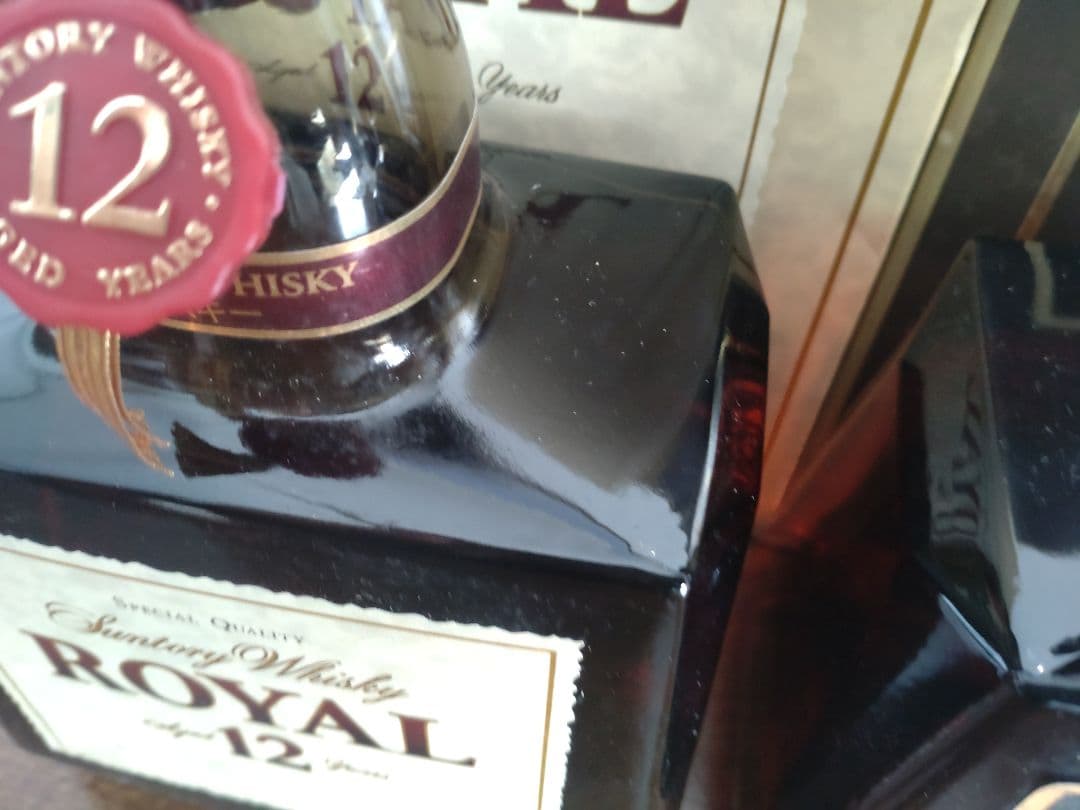 サントリーウイスキー ローヤル 12年 黒と白