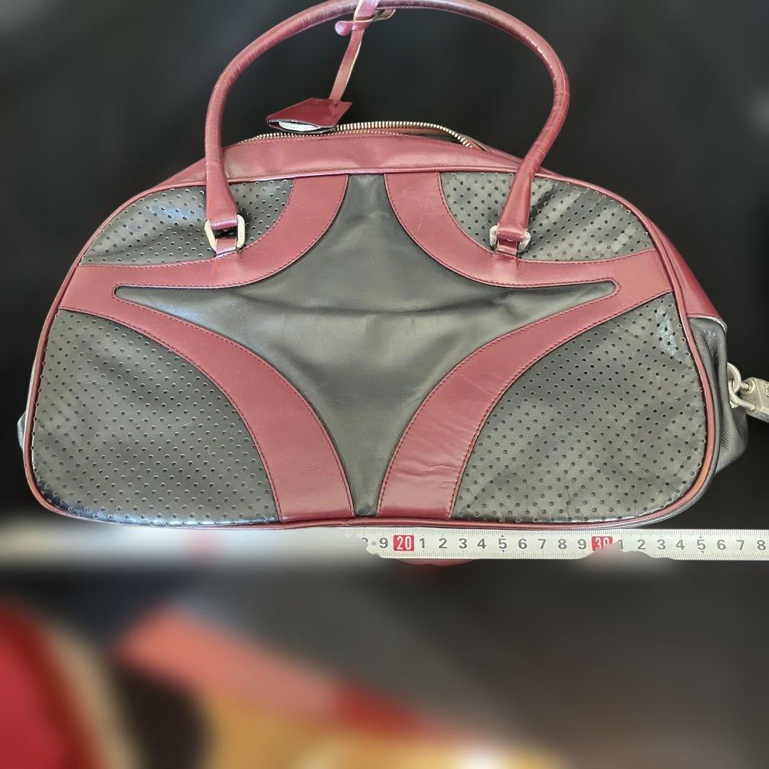 プラダ　黒と赤のパーフォレーションハンドバッグ