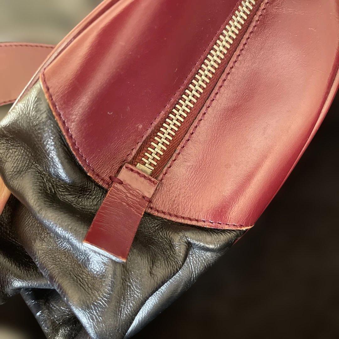 プラダ　黒と赤のパーフォレーションハンドバッグ