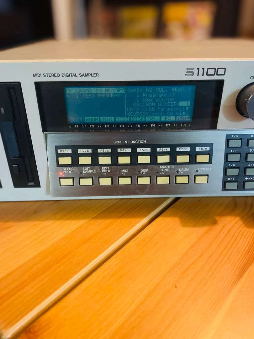 AKAI S1100 ※完動品※拡張メモリ搭載※内部メンテナンス済