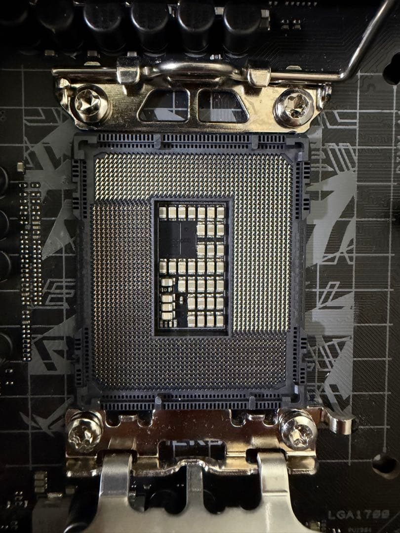 ROG STRIX Z690-F GAMING WIFI 本体