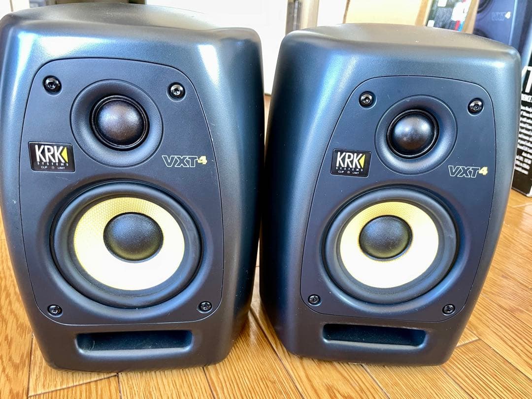 KRK VXT4 パワードモニタースピーカー　1/2