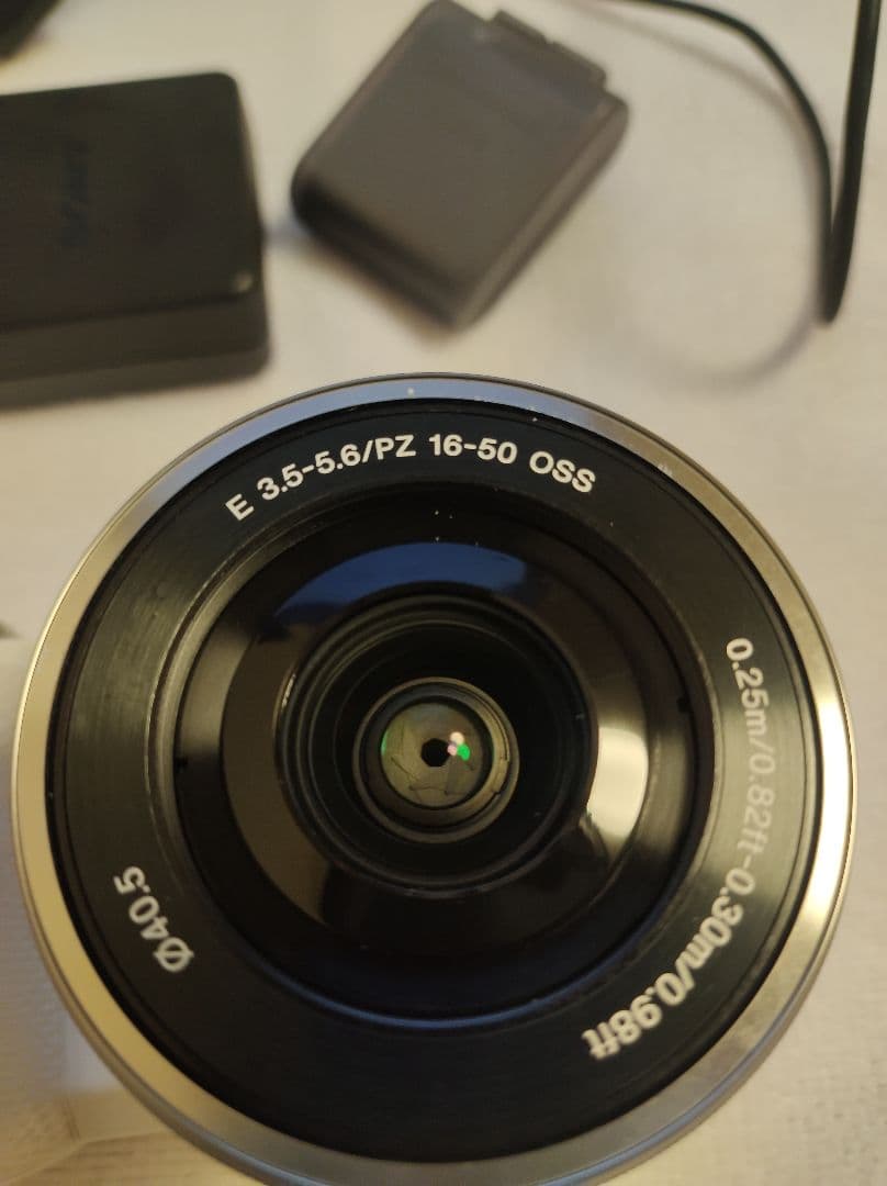 SONY NEX 5T ミラーレスカメラと16-50mmレンズのセット。