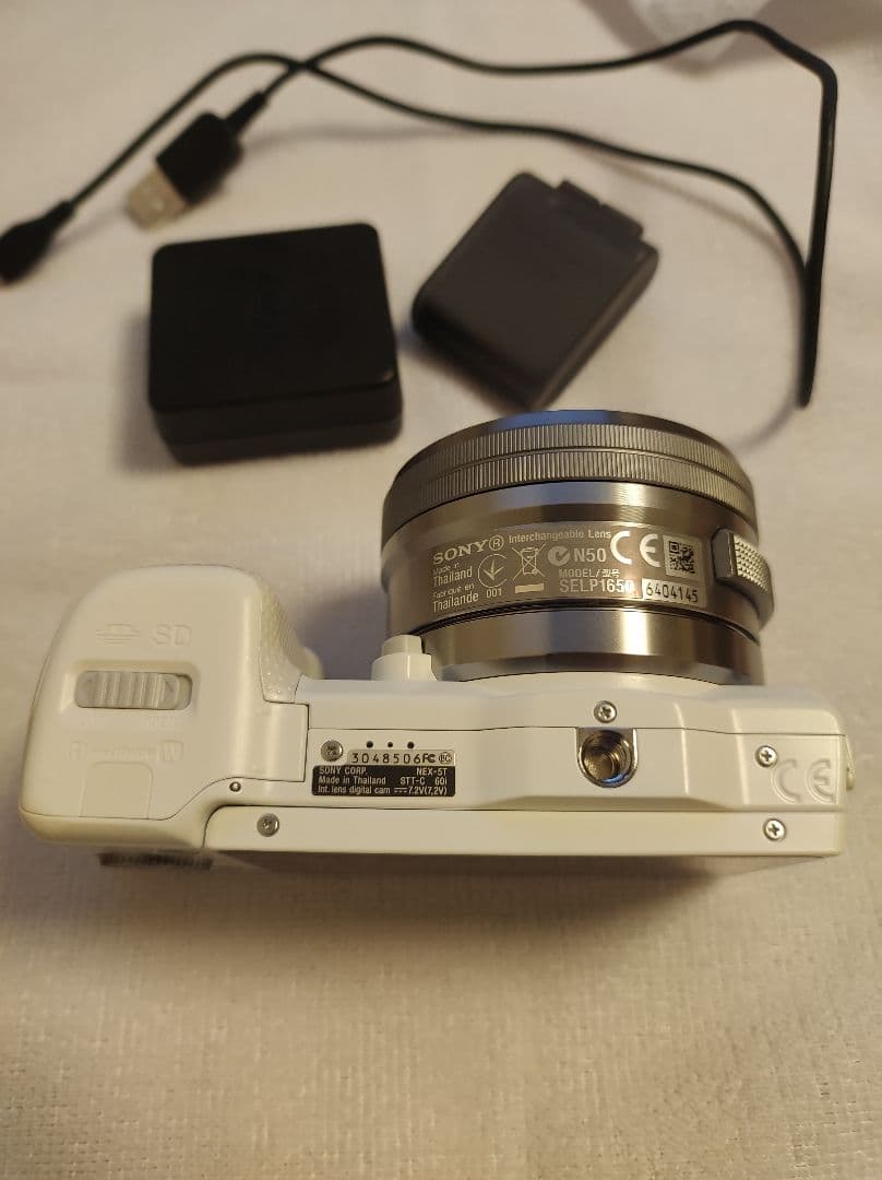 SONY NEX 5T ミラーレスカメラと16-50mmレンズのセット。