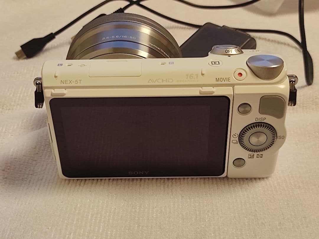 SONY NEX 5T ミラーレスカメラと16-50mmレンズのセット。