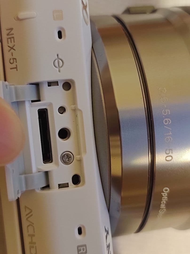 SONY NEX 5T ミラーレスカメラと16-50mmレンズのセット。