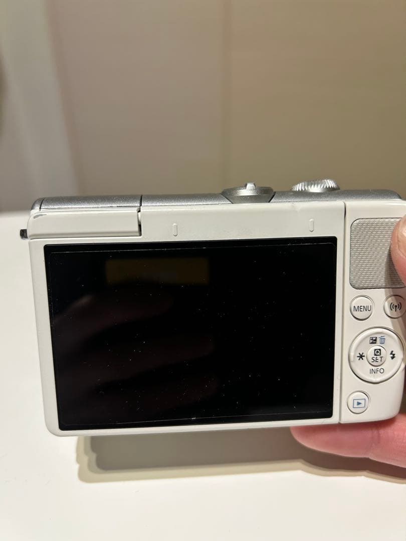 【値下げ中❗️】Canon EOS M100 ミラーレスカメラ