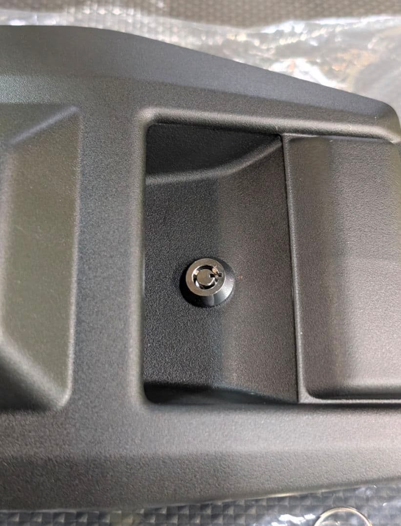 ランクル70再再販(GDJ76W) 尿素リッドカバー 鍵付き加工