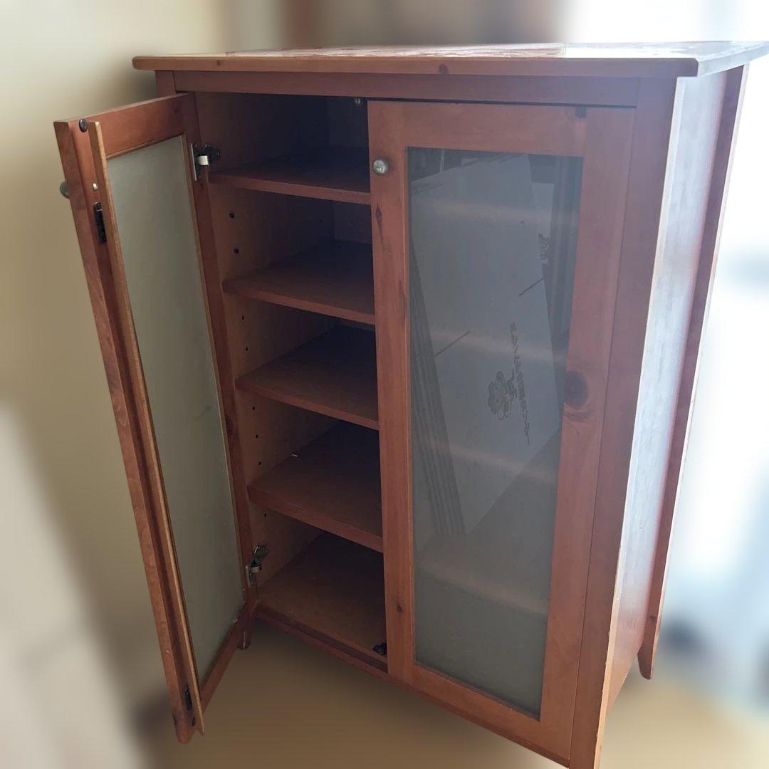 アクタスの木製キャビネット ガラス扉