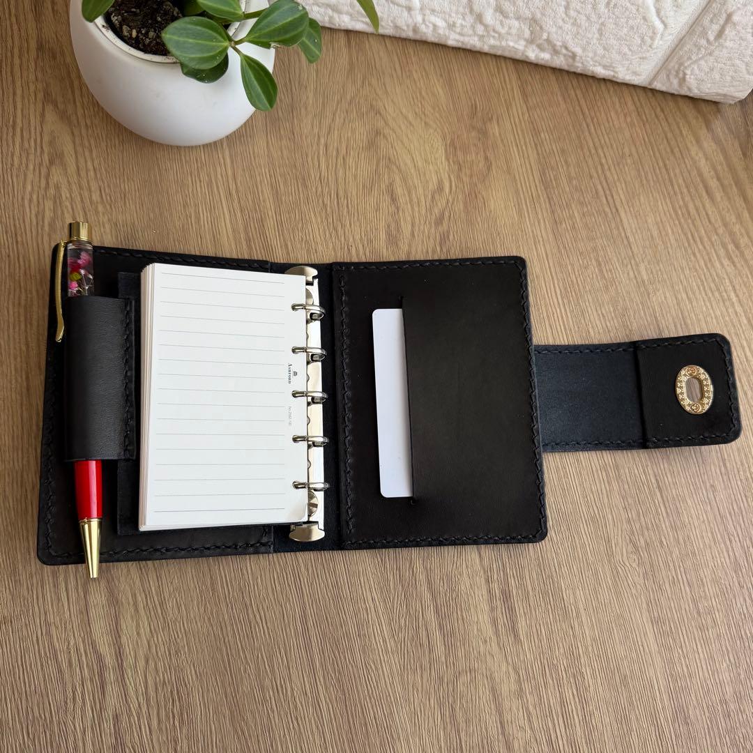 にこにこママページ【ヌメ革】M５システム手帳　ひねり錠　ブラック＆カウ柄