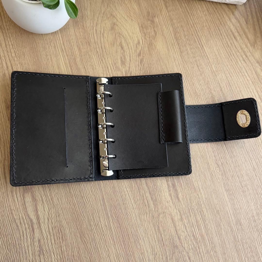 にこにこママページ【ヌメ革】M５システム手帳　ひねり錠　ブラック＆カウ柄