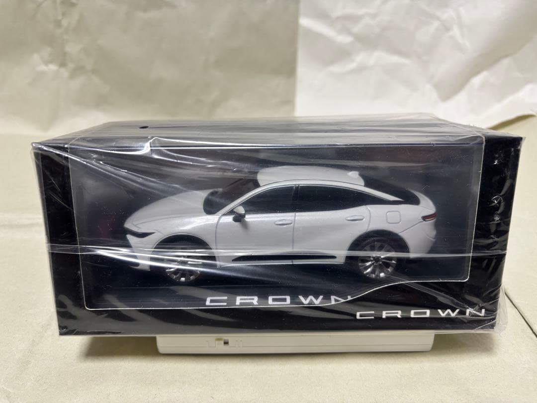 クラウンクロスオーバー　ミニカー　プレシャスホワイトパール　ケース付き未開封