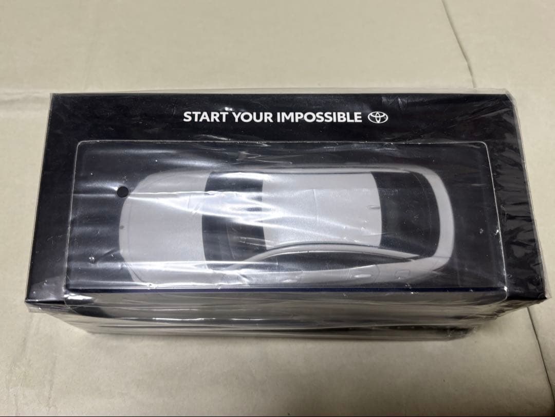 クラウンクロスオーバー　ミニカー　プレシャスホワイトパール　ケース付き未開封