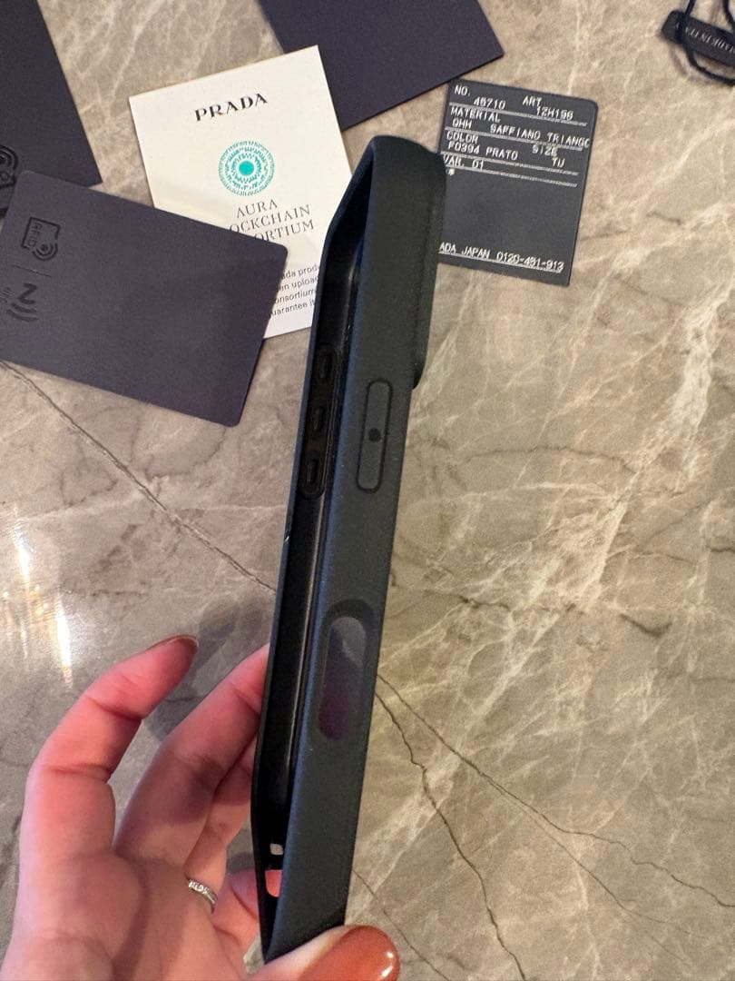 ほぼ新品　26年2月1日購入PRADA iPhone16ケース ライムグリーン