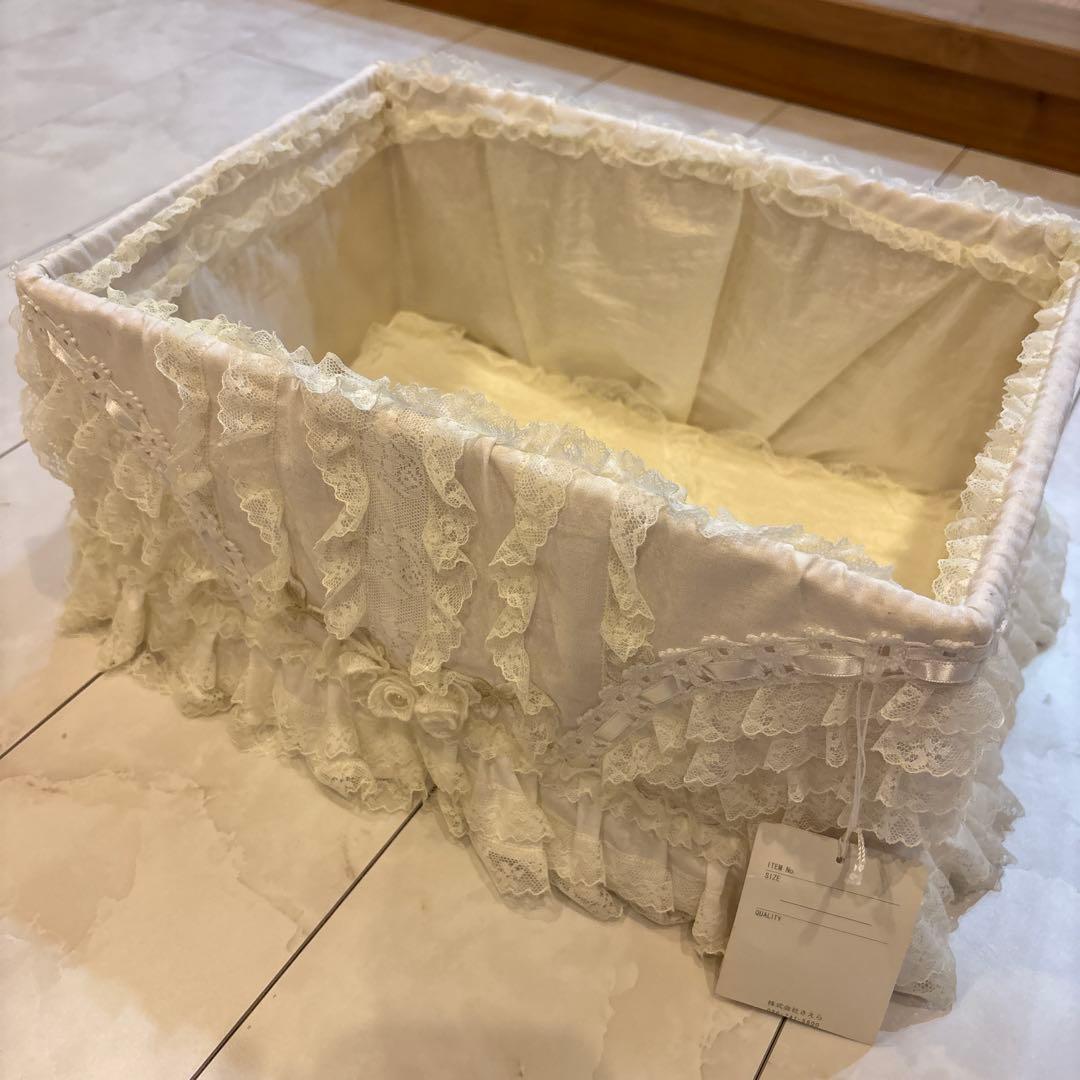 ヒスクローネ　フリル付きホワイト収納ボックス