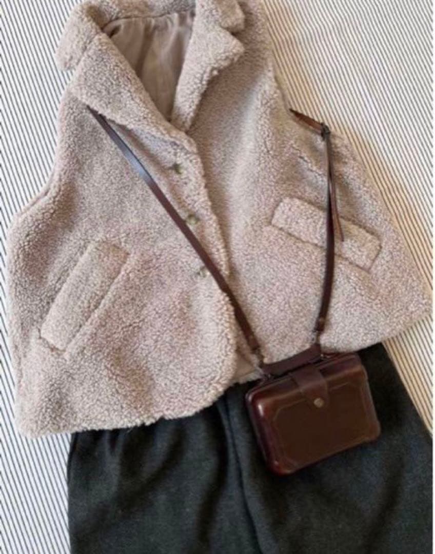 型押しのトランク型　ミニバッグ　ポシェット　本革　斜め掛け