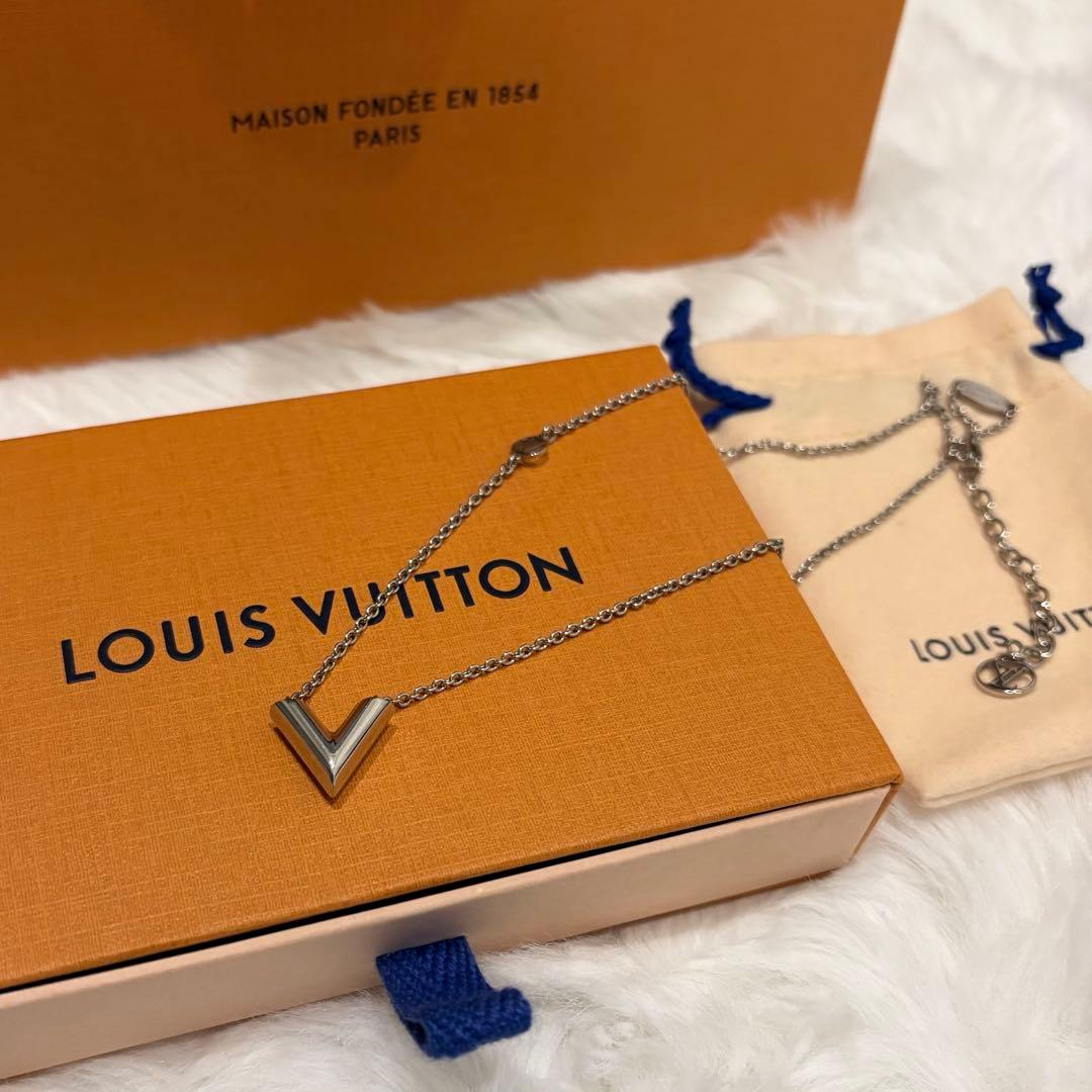 Louis Vuitton V字型ネックレス