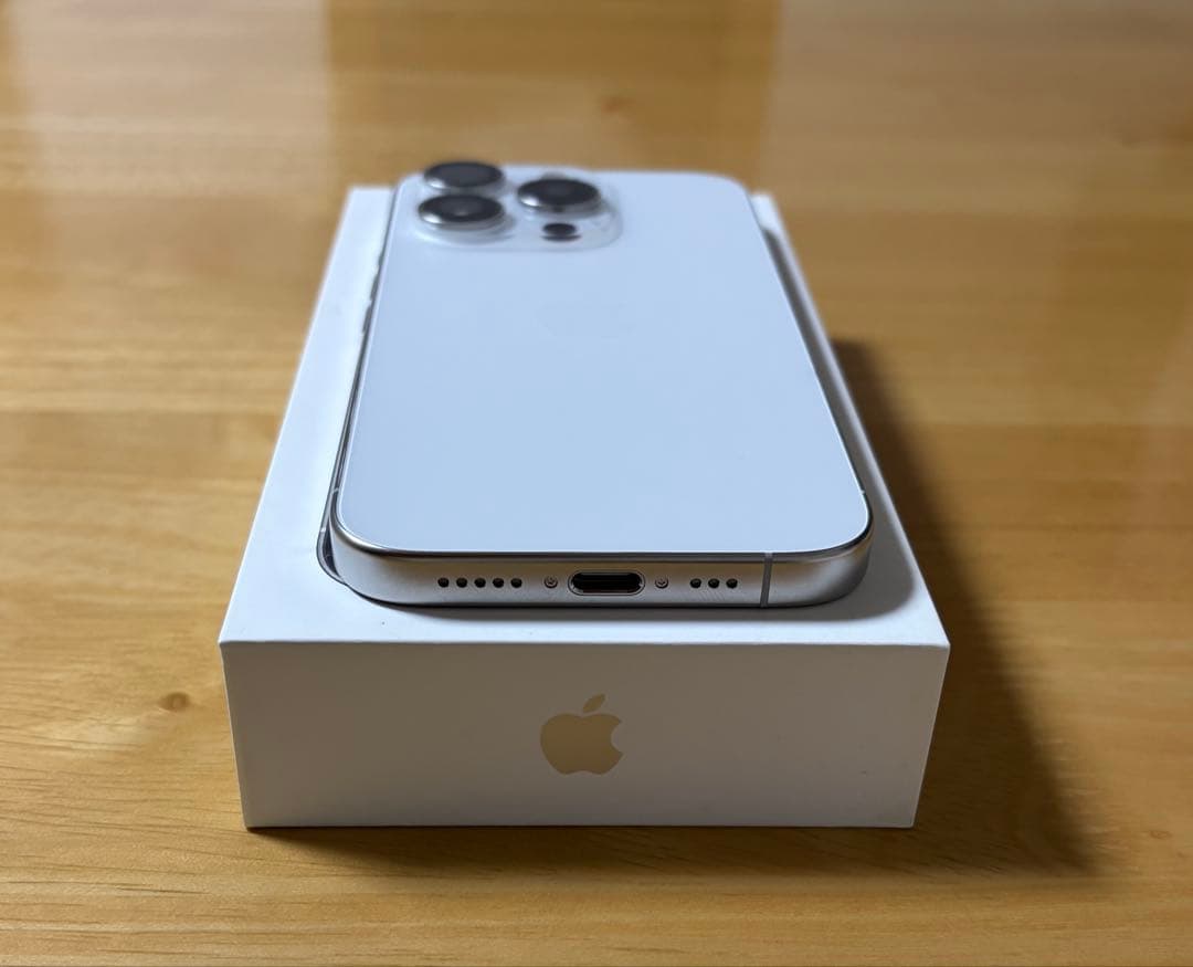 KUBOTA Apple iPhone 15 Pro ホワイトチタニウム