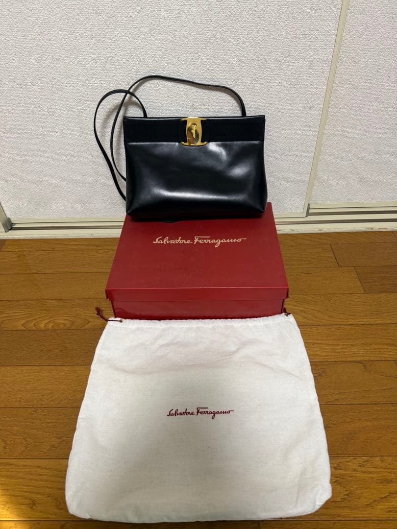【極美品】【ヴィンテージ】サルバトーレフェラガモ　ショルダーバッグ　ブラック