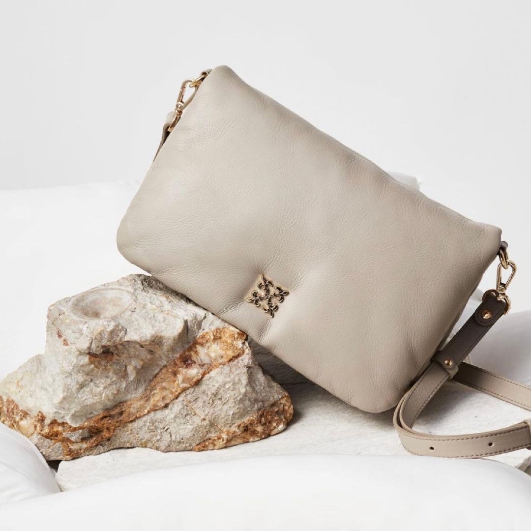 【Nana】フラップショルダーバッグ　グレージュ