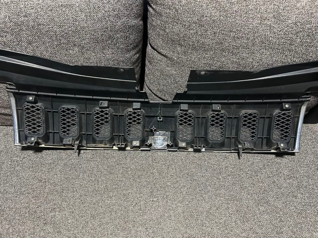 ②デリカＤ５‼️フロントグリル　送料込み‼️ラバーチッピング塗装