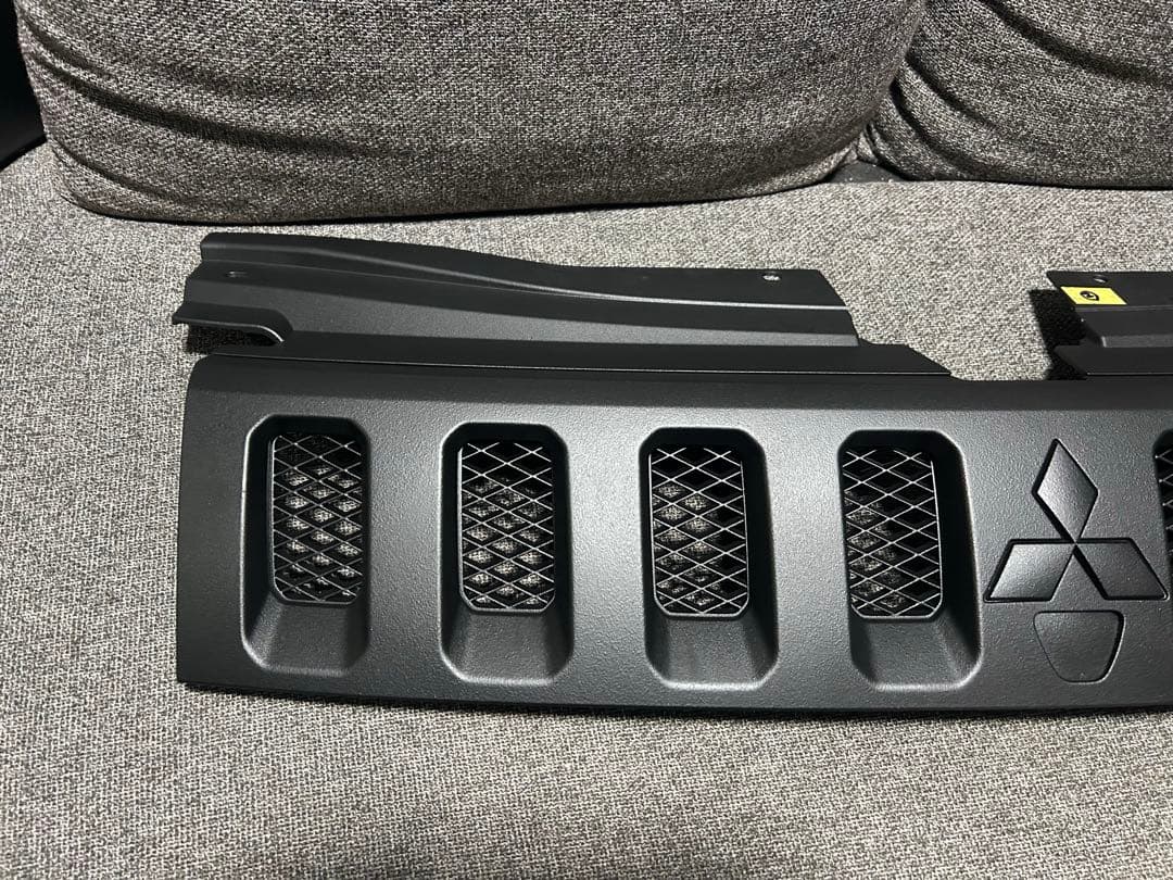 ②デリカＤ５‼️フロントグリル　送料込み‼️ラバーチッピング塗装