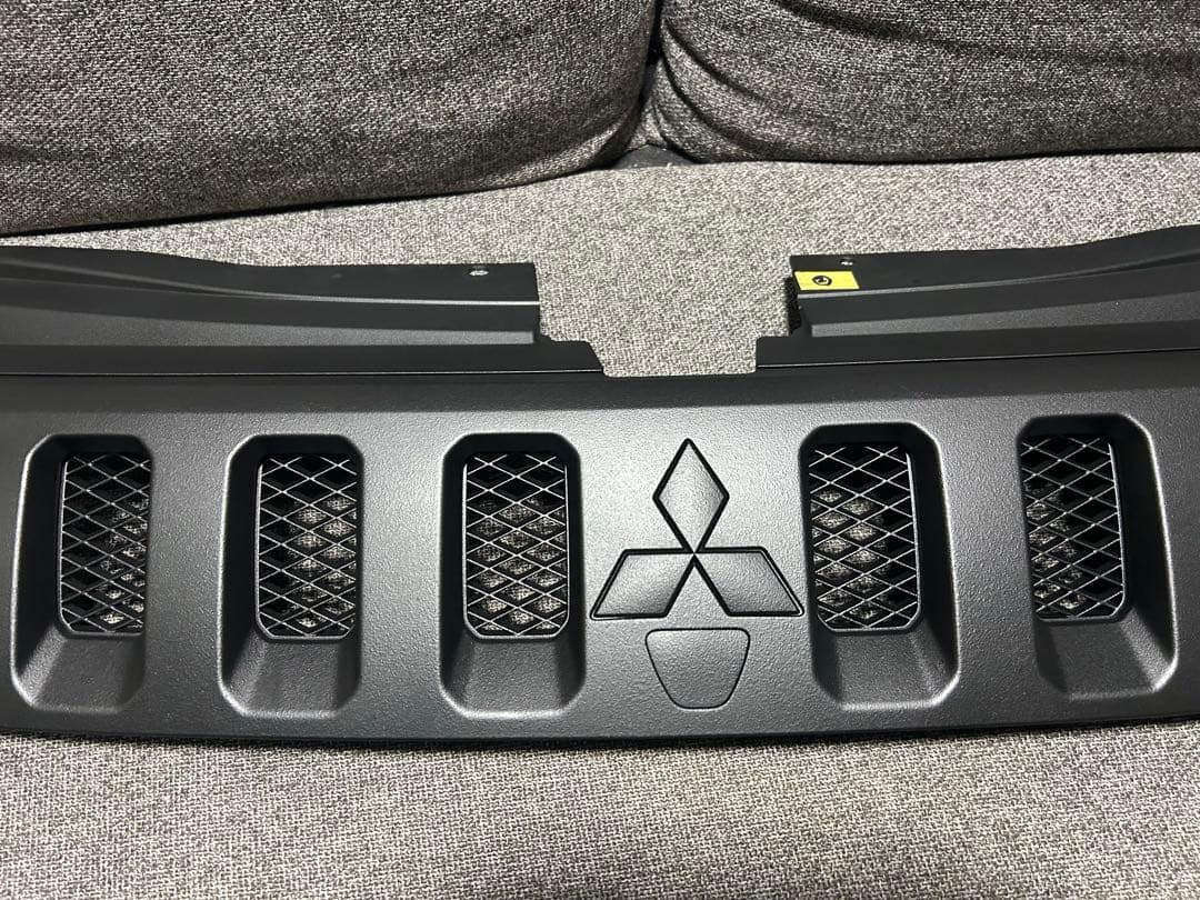 ②デリカＤ５‼️フロントグリル　送料込み‼️ラバーチッピング塗装